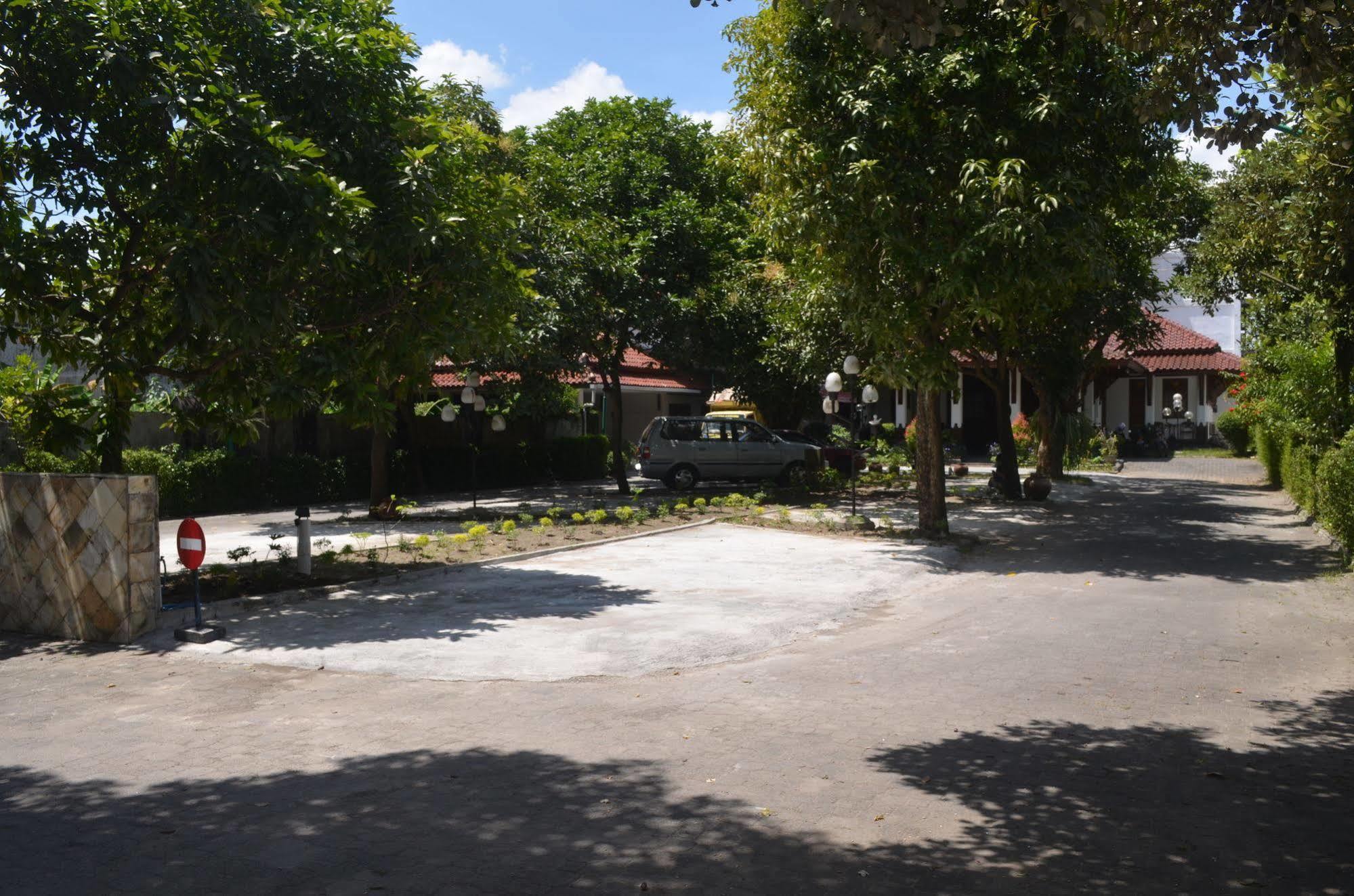 Sadinah Sahid Josodipuro Hotel Colomadu Extérieur photo